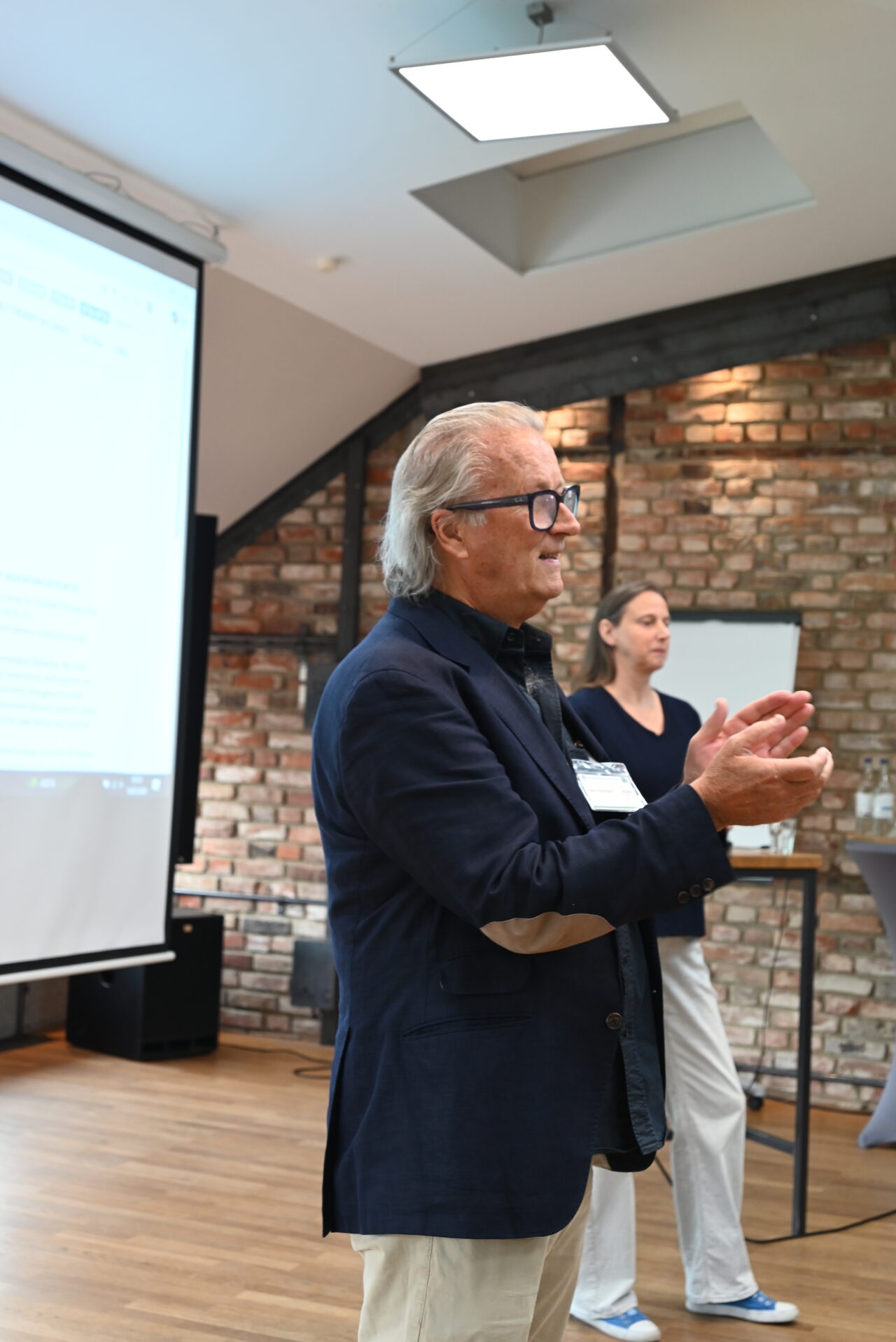 Hans Christian, Chair des EFTA NFTO board, eröffnet das Symposium und begrüßt die Vortragenden.